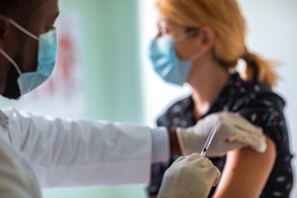 تخفيف بعض القيود مع الحذر: توصيات جديدة لمركز مكافحة الأمراض الأمريكية بشأن متلقي اللقاحات