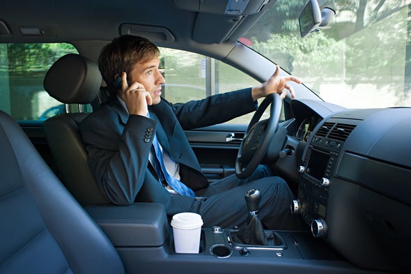 كيف يؤثر الهاتف على دماغك في أثناء القيادة؟
