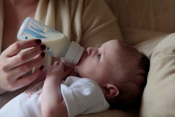 تحذيرات من خطورة عبوات تغذية الرضع المحتوية على مادة «البولي بروبيلين»