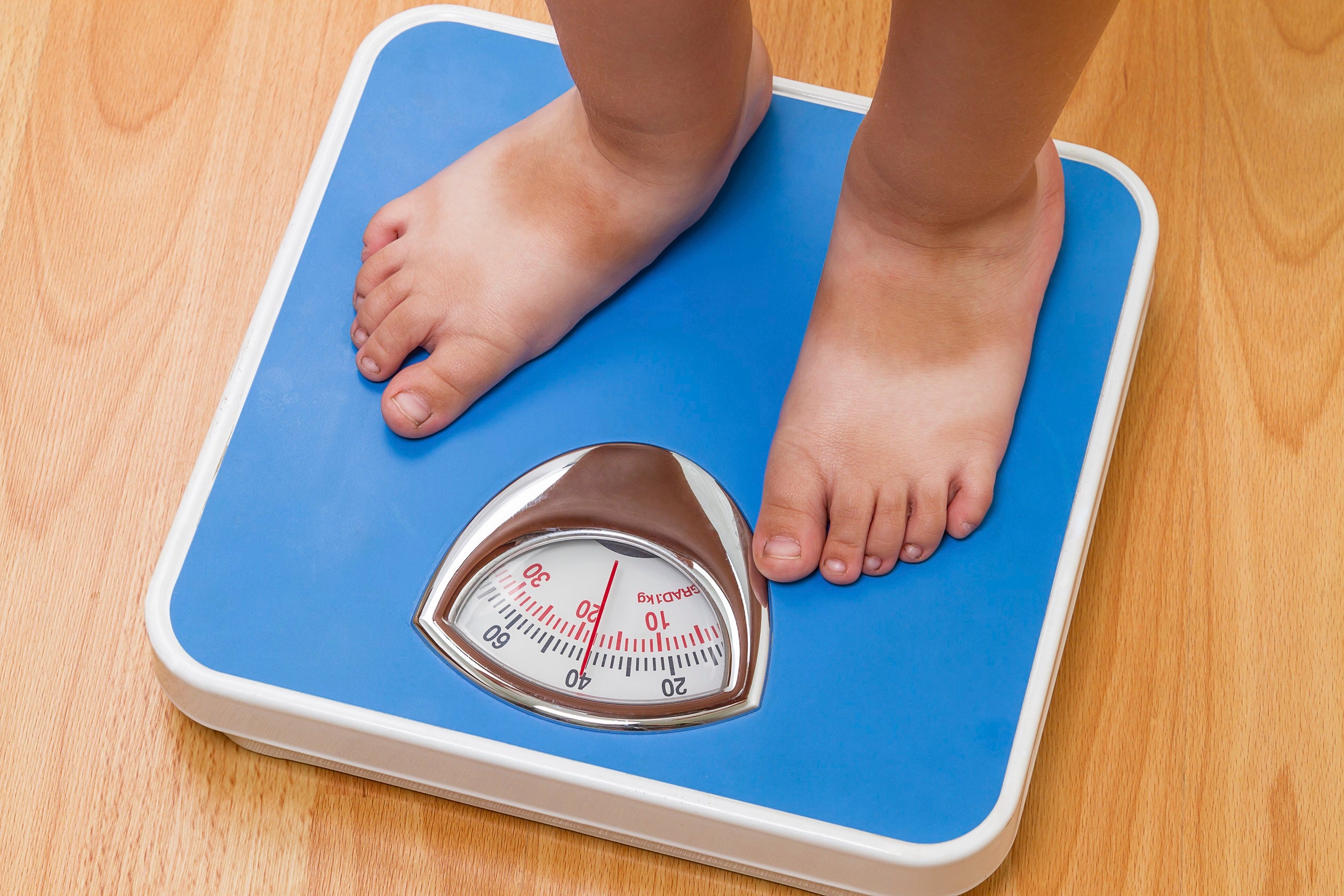 Увеличение массы тела ребенка. Измерение на весах. Измерение роста и веса ребенка. Измерение массы тела ребенка. Весы измерение для детей.