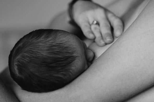 طول مدة الرضاعة ووعي الأم يحسِّنان من النمو المعرفي للأطفال