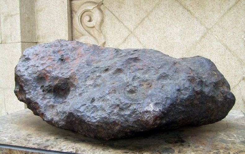 النيازك أجرام صخرية تصطدم بسطح الأرض