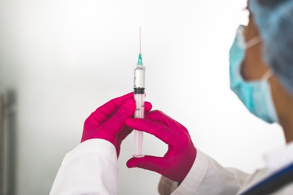 إذا لم تظهر عليك آثار جانبية للقاح كوفيد.. فهل تظل محميًّا؟