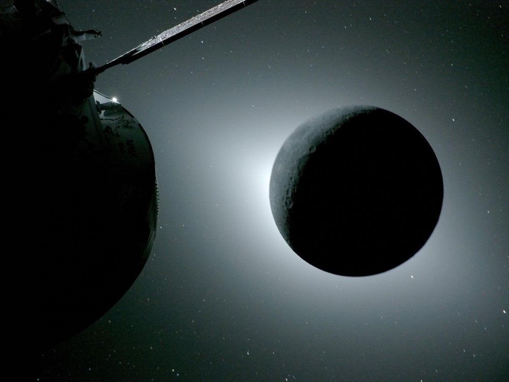 A la izquierda, parte de una nave espacial. A la derecha, la luna parece una bola negra levitando frente a una fuente de luz brillante.