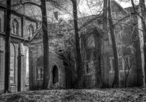 a black and white photo of a spooky looking building