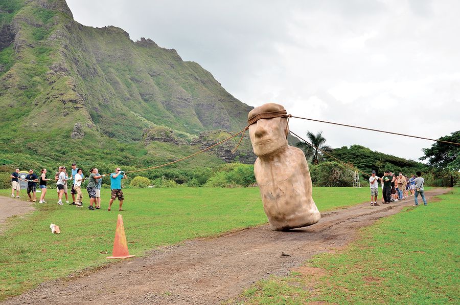 Distant photo showing the researchers using ropes to “walk” a 4.35-ton replica moai. Image provided by Terry Hunt.