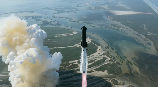 SpaceX Starship lifting off
