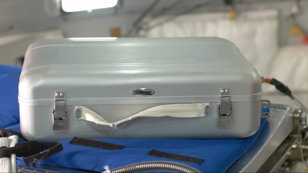 Una caja plateada con asa.