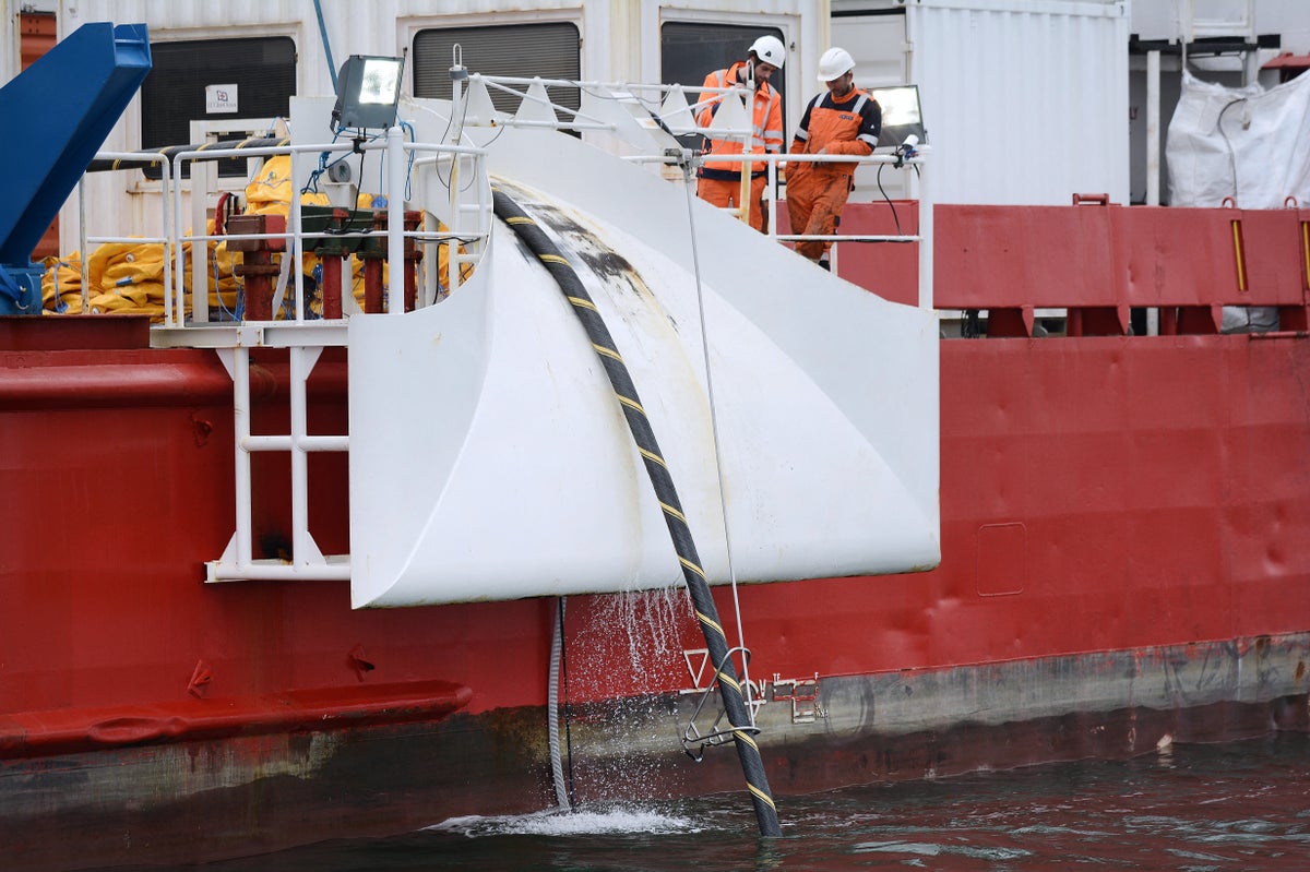 Iran threats expose the aging fleet that repairs undersea Internet cables
