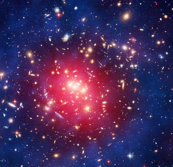 Esta imagen muestra ZwCl 0024+1652, un inmenso y distante cúmulo de galaxias unidas por la gravedad.
