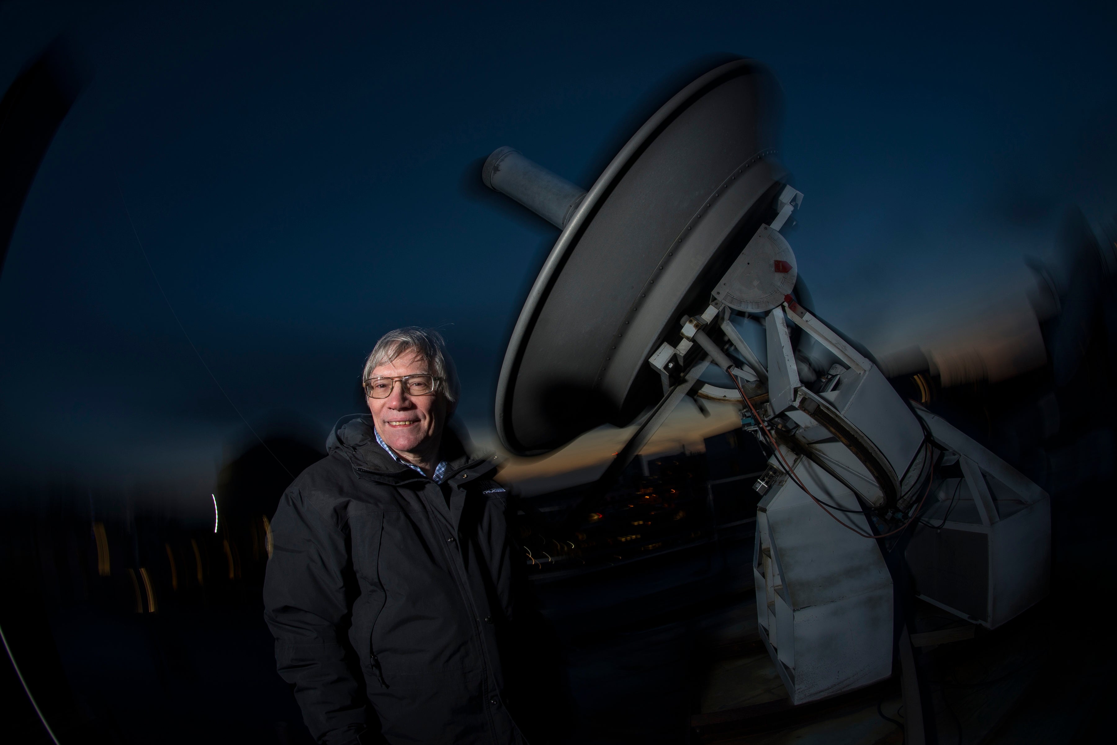 Professor Alan Guth of the Massachusetts Institute of Technology’s physics department with a radio telescope on the roof at M.I.T.
