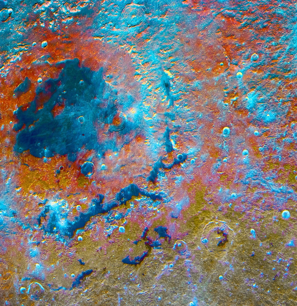 Una imagen hipersaturada de Mare Orientale muestra naranjas y azules vivos