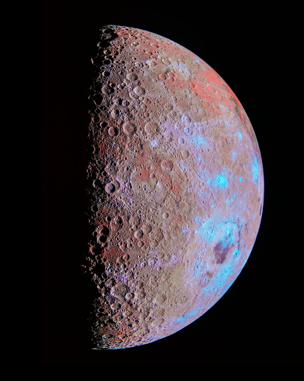 Una imagen del cuarto de luna con regiones de color naranja y azul; se ve un terminador fuerte.