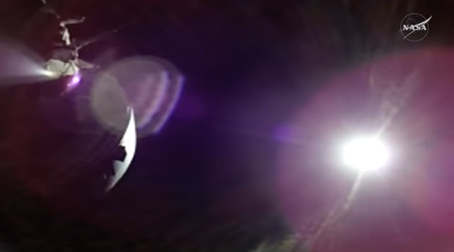 صورة تشوش للمركبة الفضائية والأضواء الساطعة في الفضاء.