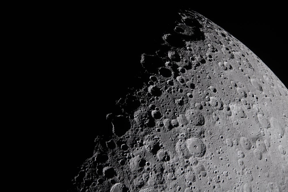 Una vista de la superficie de la luna con sorprendente detalle, llena de cráteres.