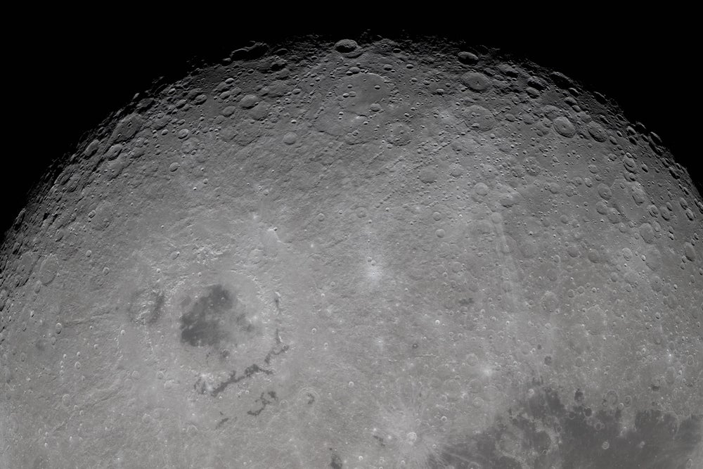 Una vista de la superficie de la luna.