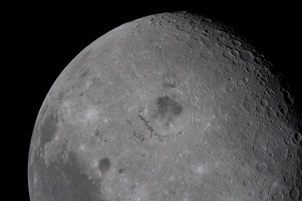 Un primer plano de la luna, visualizando algunos de sus cráteres.