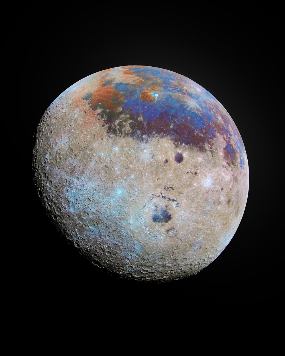 Una luna gibosa llena con colores mejorados que muestra una mancha de color púrpura oscuro en la región superior derecha de la superficie lunar.