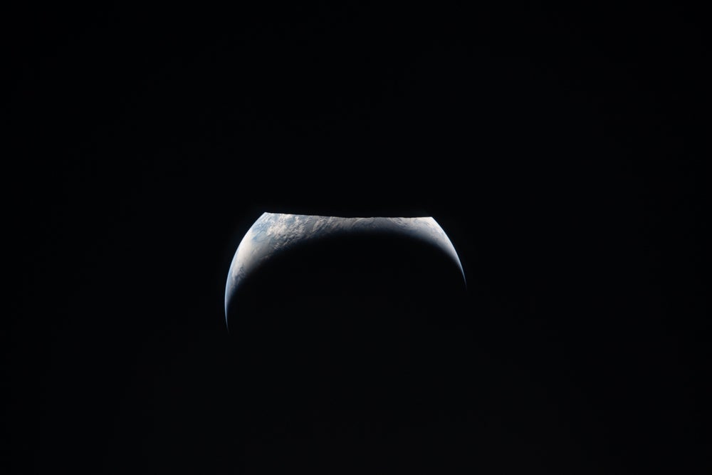 Tierra levantándose, con una media luna.