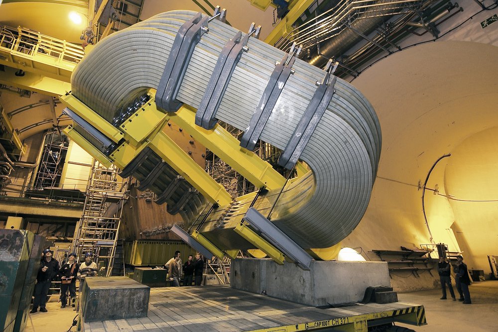 Los trabajadores de CERN miran hacia arriba en el imán de detector de partículas LHCB relativamente grande