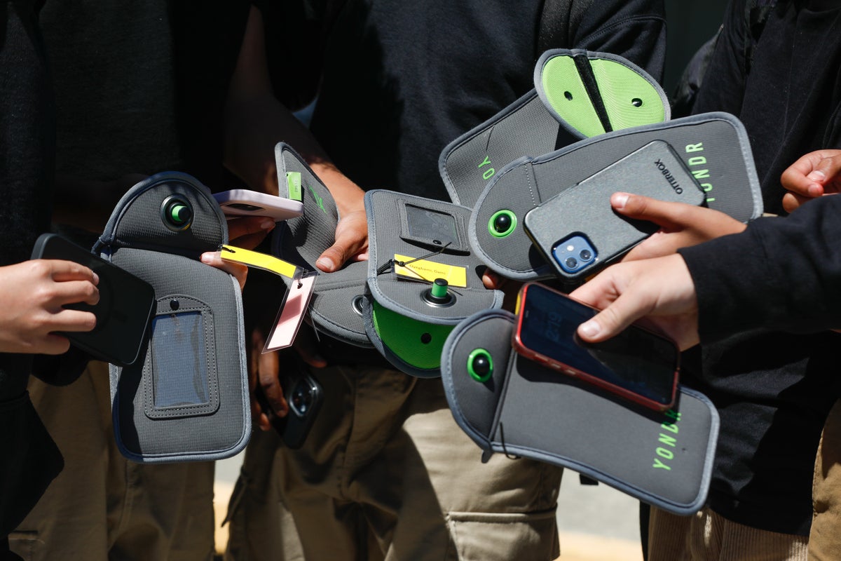 School Phone Bans Are Extremely Popular. Here's What the Evidence Says |  Scientific American