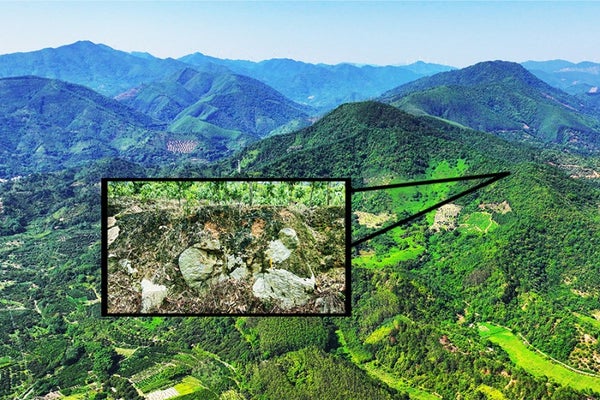Una imagen aérea panorámica del cráter Jinlin con la ubicación aproximada del borde del cráter etiquetada, con una inserción del suelo del cráter, que muestra una mezcla de suelo de granito desgastado y fragmentos de granito.