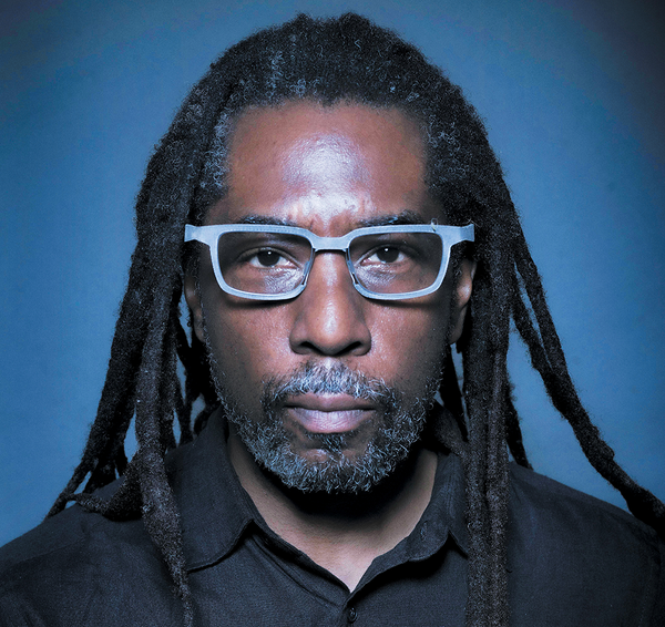 Imagem de Chris Gunn usando óculos contra um fundo azul