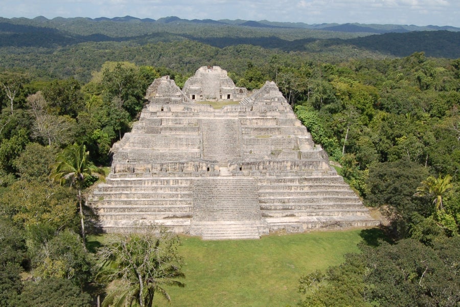 Tumba antiga no meio da selva