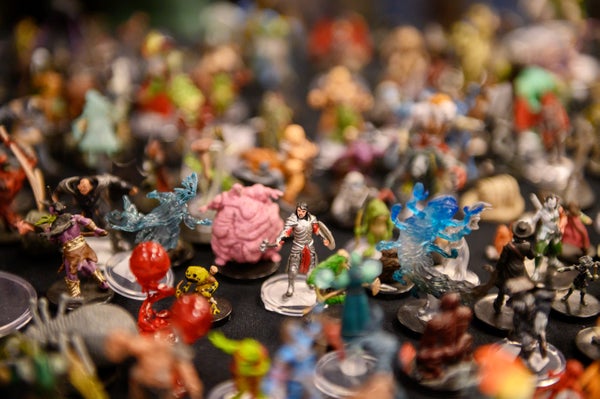 Figurines de Donjons et Dragons exposées, debout sur une table