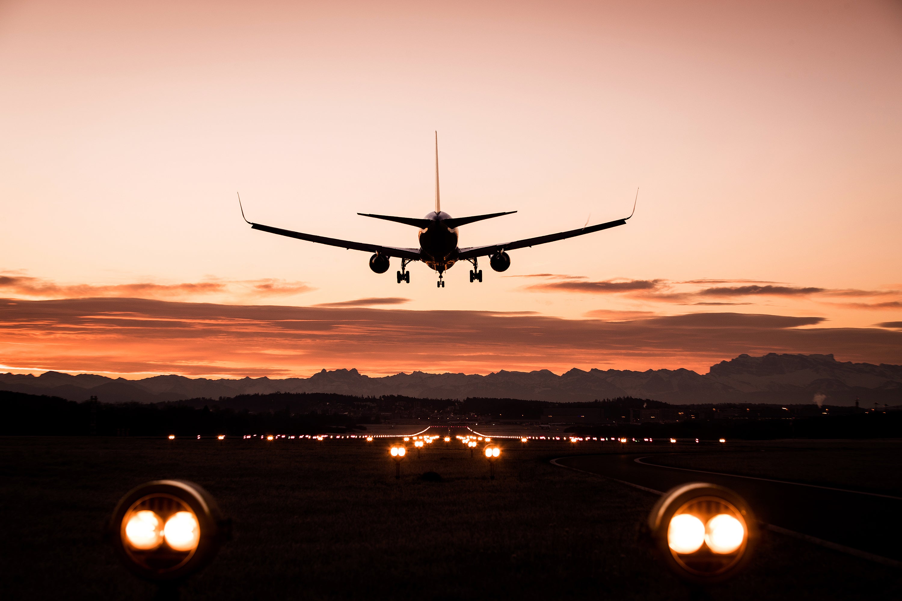 Early morning arrival of a commercial airliner