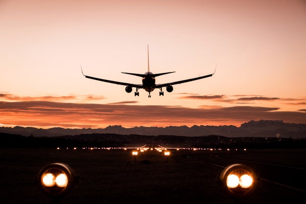 Chegada de manhã cedo de um avião comercial