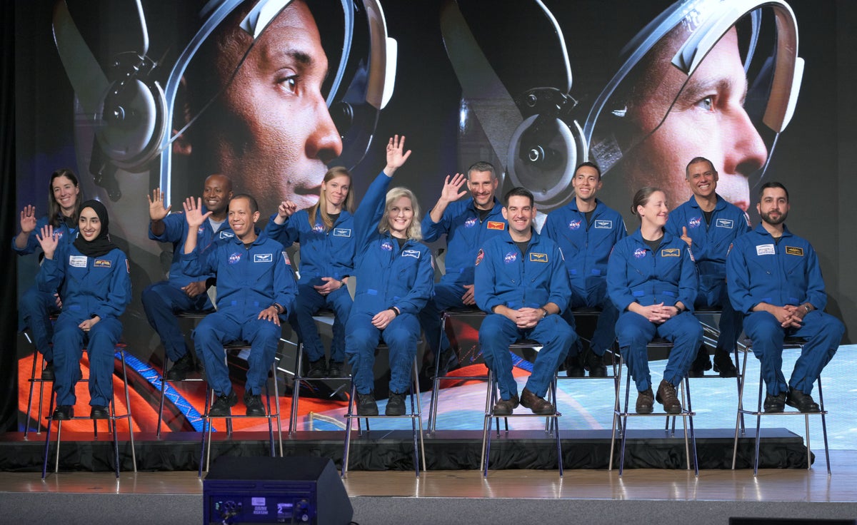 Nasa astronauts waving at the NASA Astronaut Graduation ceremony.