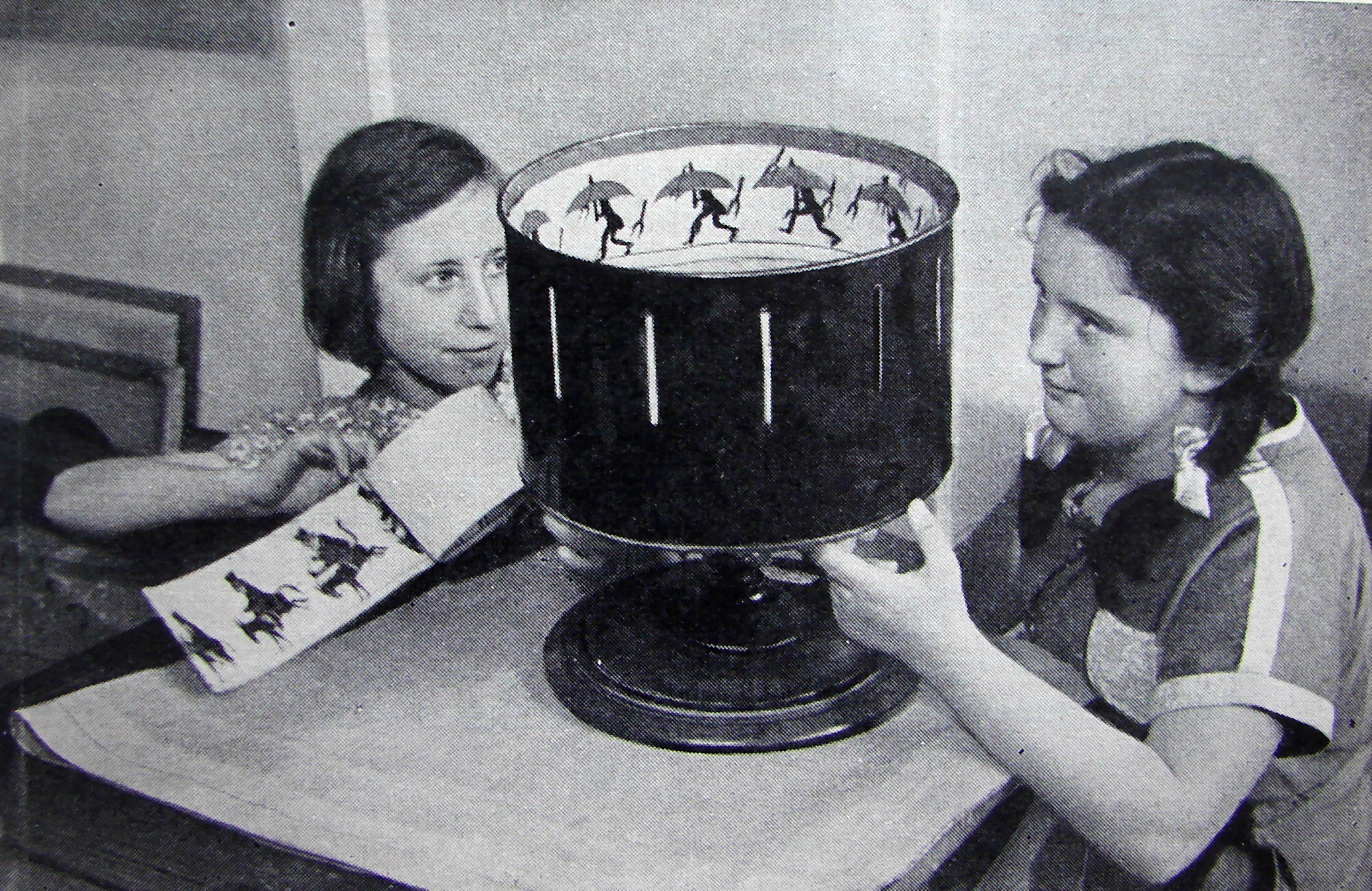 Two girls playing with zoetrope.jpg?m=1730313383