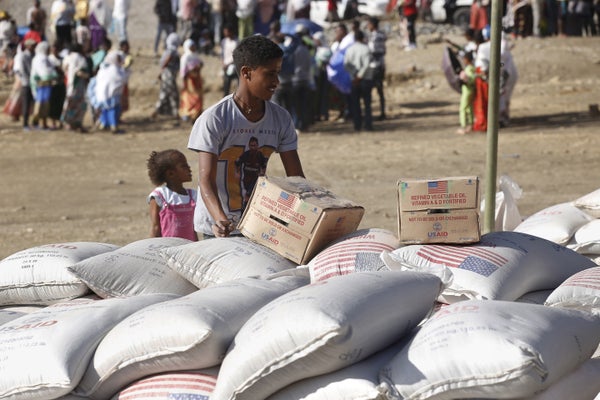 Seorang orang Tigray yang menerima sekotak bantuan makanan yang didistribusikan oleh Badan Pembangunan Internasional Amerika Serikat (USAID) pada 8 Maret 2021, di kota Mekelle di wilayah Tigray, di Ethiopia utara.