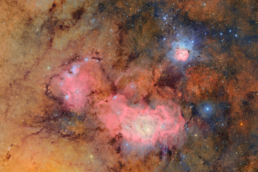 Nuvens brilhantes coloridas e estrelas brilhantes de uma foto espacial