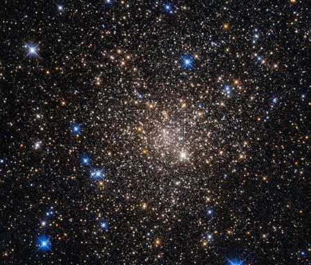 哈勃望远镜图像显示环状集群Terzan1, 约20,000光年从我们方位飞入Scortius星座