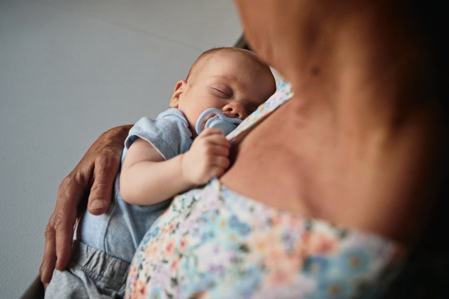 https://static.scientificamerican.com/dam/m/2a823019599563c/original/sleeping_newborn_in_older_persons_arms.jpg?m=1760037403.864&w=900