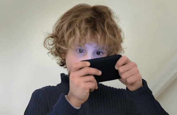 Kid playing on a smartphone.