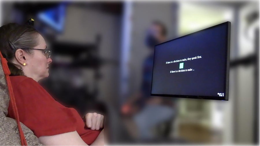 O participante do estudo senta-se enquanto olha para uma tela exibindo uma frase cued na parte superior da tela, enquanto na parte inferior da tela uma frase está sendo digitada, pois é decodificada pela neuroprótese da fala interna em tempo real em tempo real