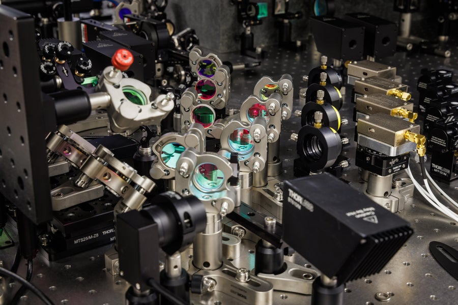 مجموعة من العدسات على شكل حرف V أو علامة اختيار على طاولة مليئة بالمعدات