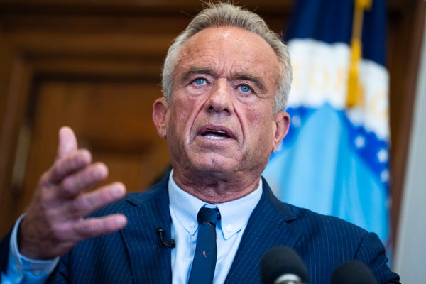 RFK Jr. gesticulando enquanto ele fala