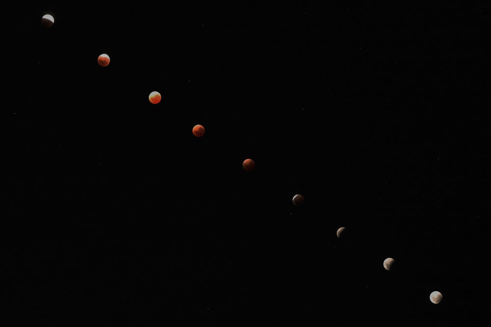 Nueve lunas cruzan diagonalmente la imagen.