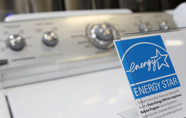Uma etiqueta Energy Star é exibida em uma nova máquina de lavar.