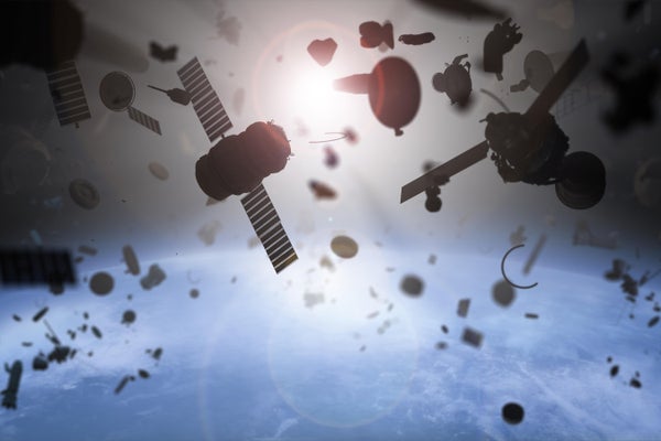 Des morceaux de débris spatiaux flottant dans l'espace au-dessus de la Terre.