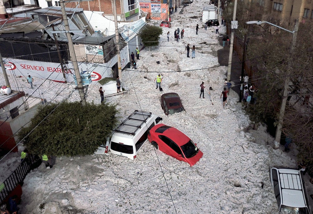 Una tormenta de granizo en Guadalajara, México enterró autos.