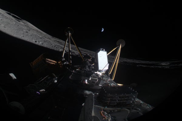 Dua kaki prajurit intuitif Athena Moon Lander menjorok ke langit, dengan tanah biru setengah terang di atas, setelah probe jatuh selama upaya pendaratan di dekat Kutub Selatan Lunar.