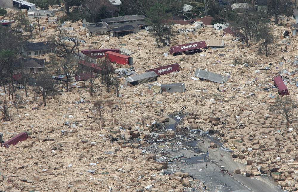Barcos dispersos, vehículos recreativos y recipientes de contenedores Bounded Barrio inundado