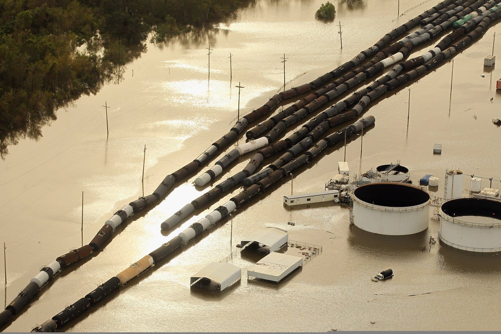 Contenedores de petróleo y vagones de ferrocarril se encuentran en las aguas de la inundación del huracán Isaac