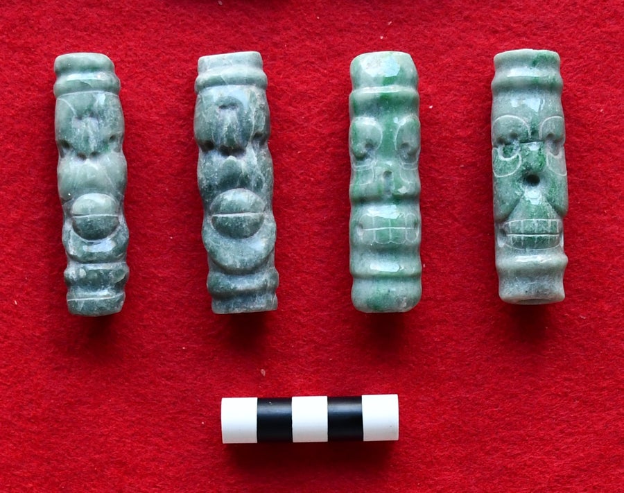 Quatro contas jadeitas esculpidas retangulares