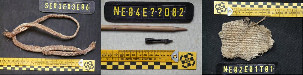 Un lazo de cuerda tejida, una pequeña punta de metal junto a una clavija de madera puntiaguda más larga y una pequeña porción de tela tejida.